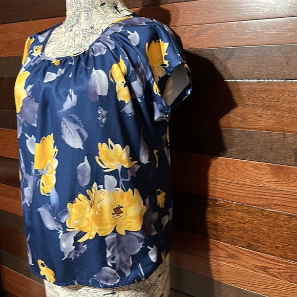 No Brand Tag Scoop Neck Short Sleeve Blue and Yellow Floral Blouse - Picture 5 of 16